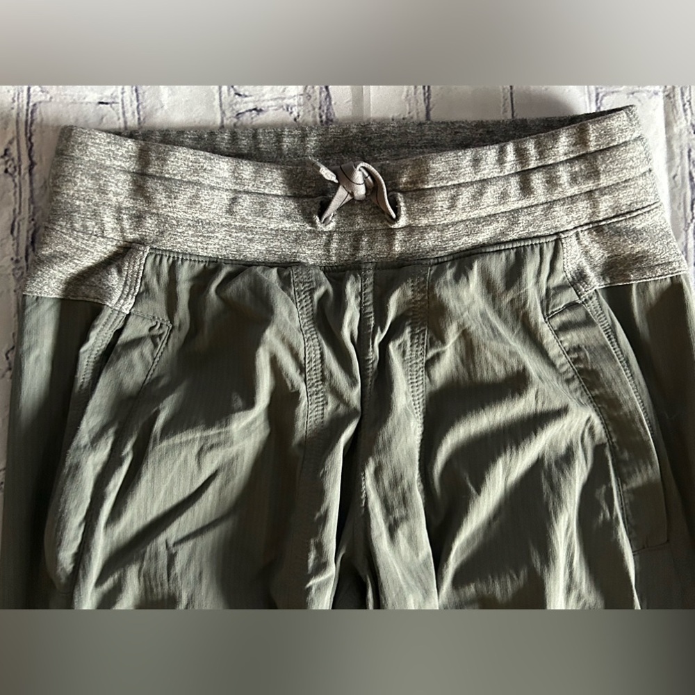 IVIVVA by Lululemon girls size 12 unlined grey Live to Move capris pants
